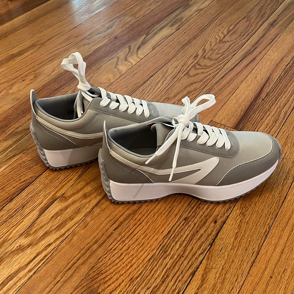 NWT Dolce Vita grey fabulous Women’s size 9 sneaker